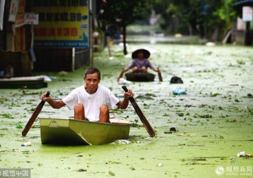 越南洪水致民眾靠劃船出行